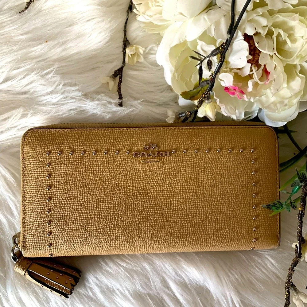 COACH Edge Studs Accordion Zip Wallet F52769